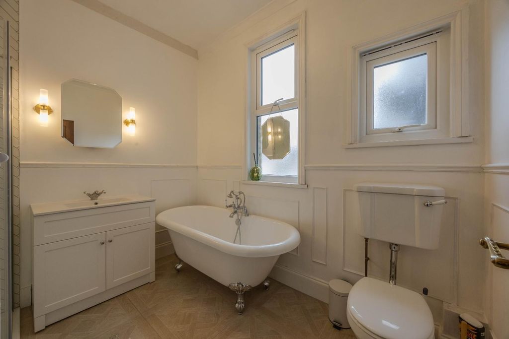 Property photo 3 of 13 Bathroom