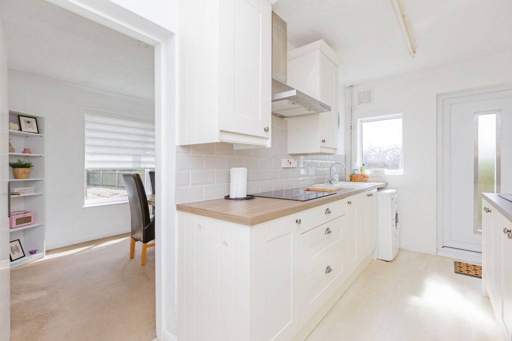 Property photo 3 of 9 Kitchen