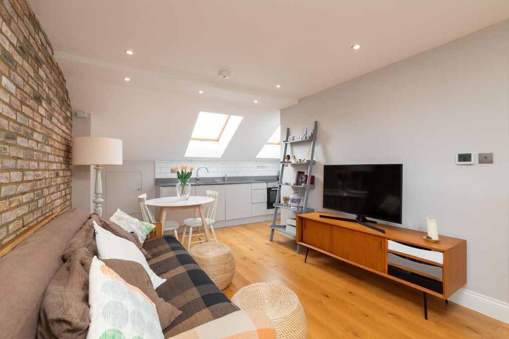 Property photo 2 of 10 Willcott Road 3F3 - Rec2.Jpg