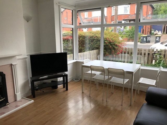 Property photo 1 of 6 A Bright And Spacious Living Room With Large Windo...