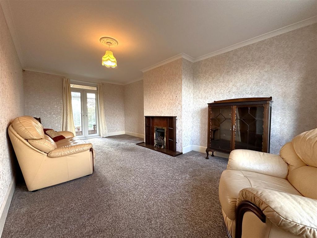 Property photo 2 of 20 Generous Living Room 942