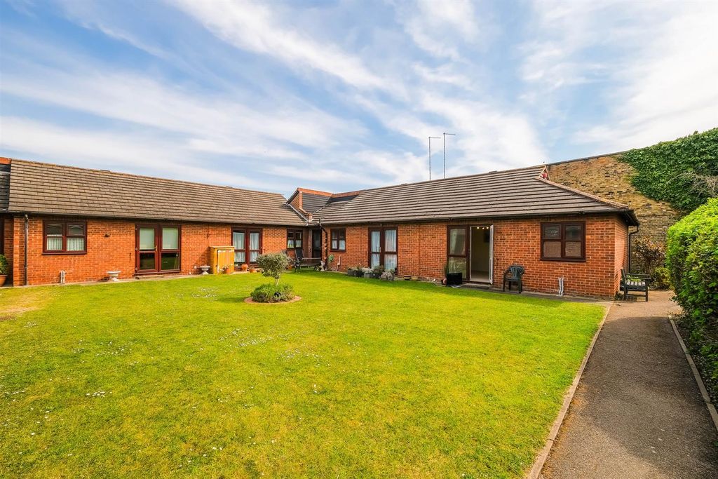 Property photo 2 of 19 28 Westleigh Court-21_Web.Jpg