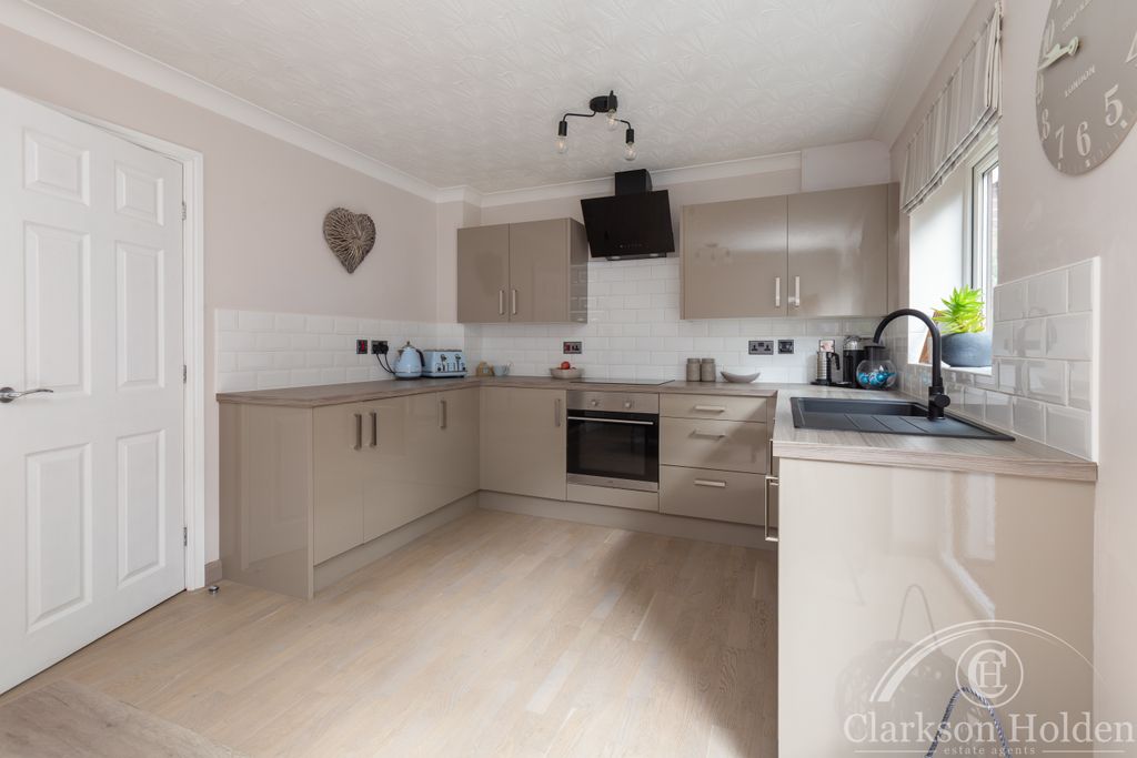 Property photo 3 of 20 64 Ashdown Drive-14