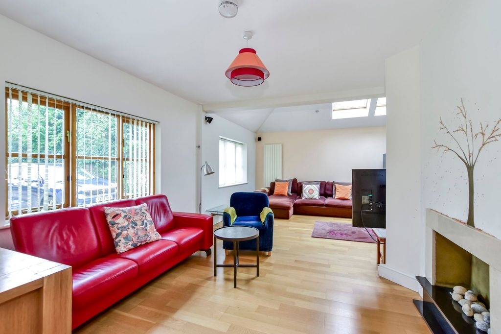 Property photo 2 of 40
