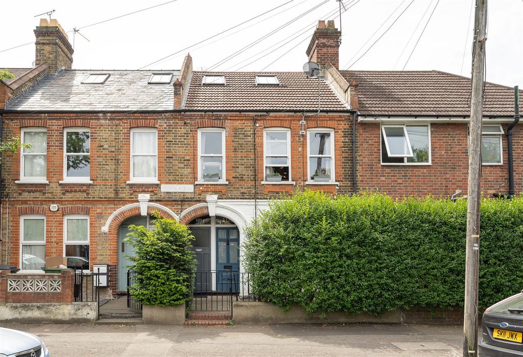 Property photo 1 of 31 Winns Avenue, E17