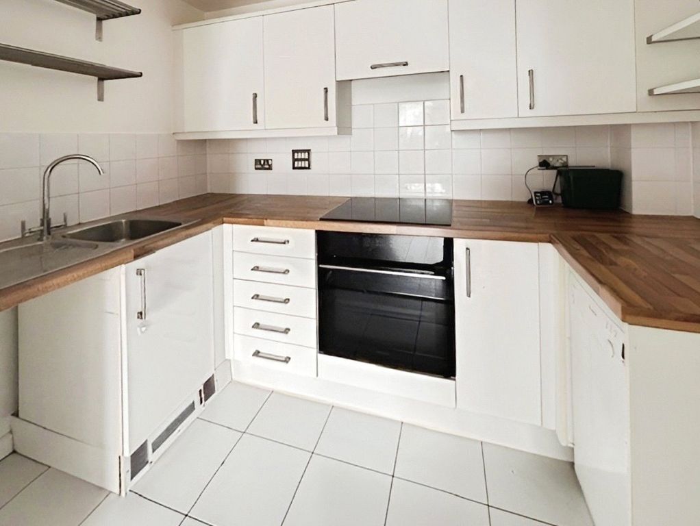 Property photo 3 of 8 Kitchen
