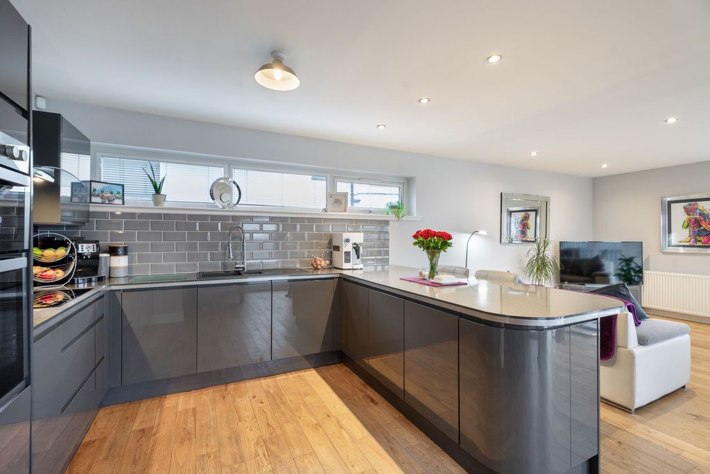 Property photo 3 of 37