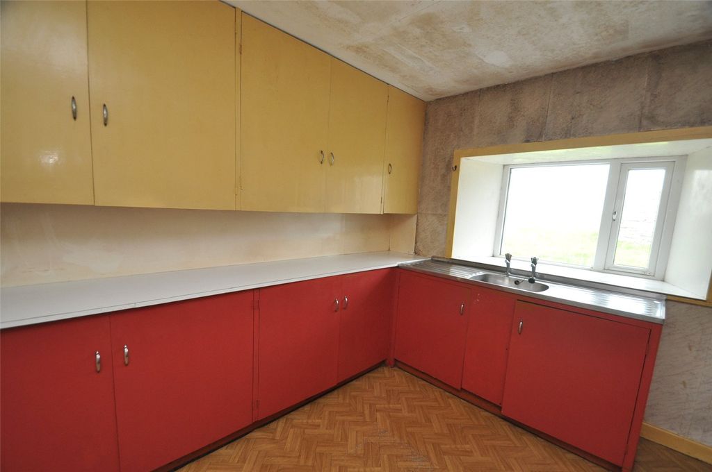 Property photo 3 of 17 Kitchen