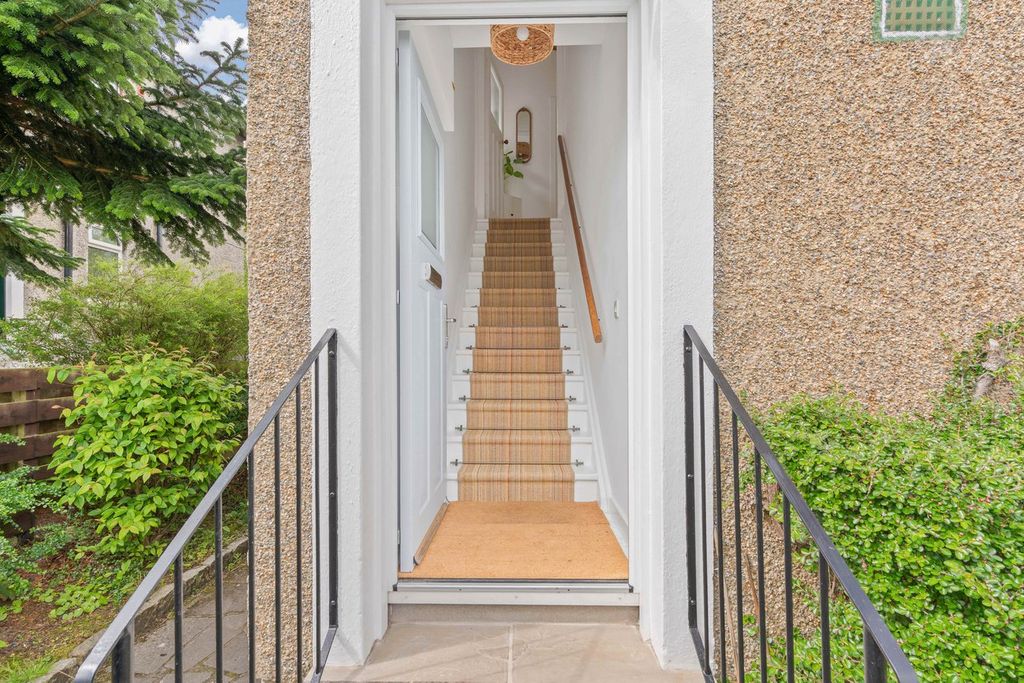 Property photo 2 of 34