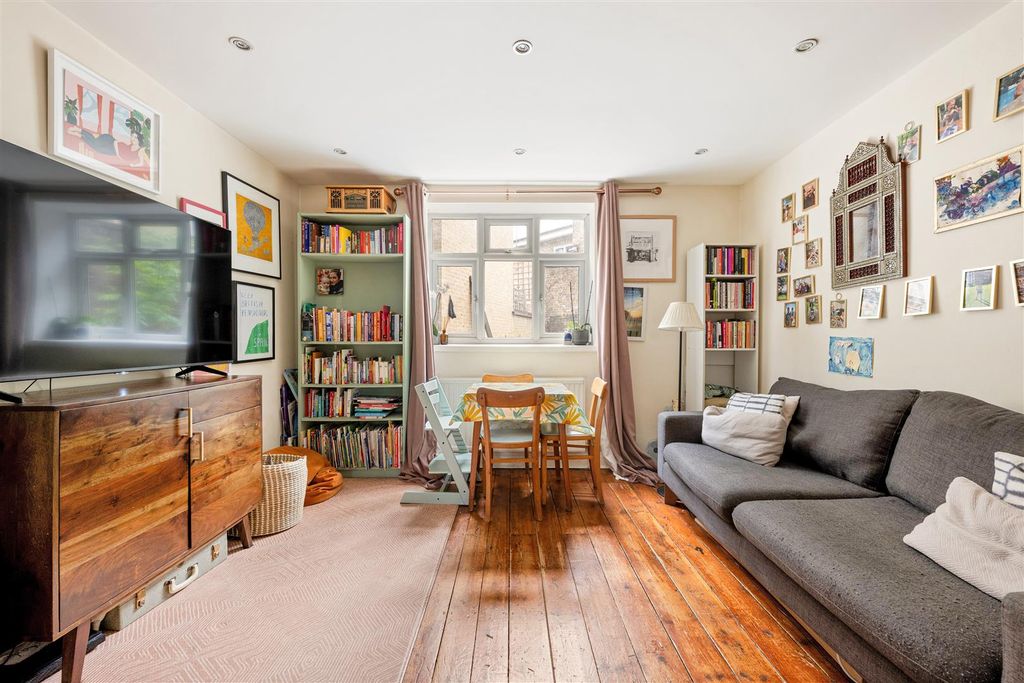 Property photo 1 of 18 Dunn Street, E8