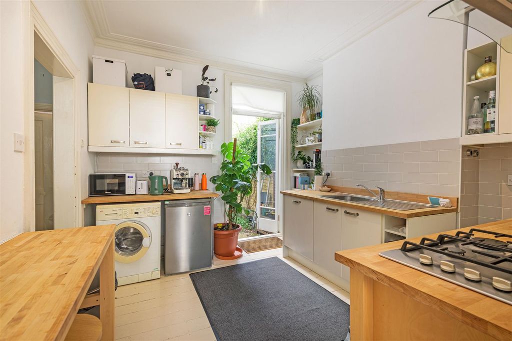 Property photo 3 of 7 23A Dagnan Rd Kit.Jpg