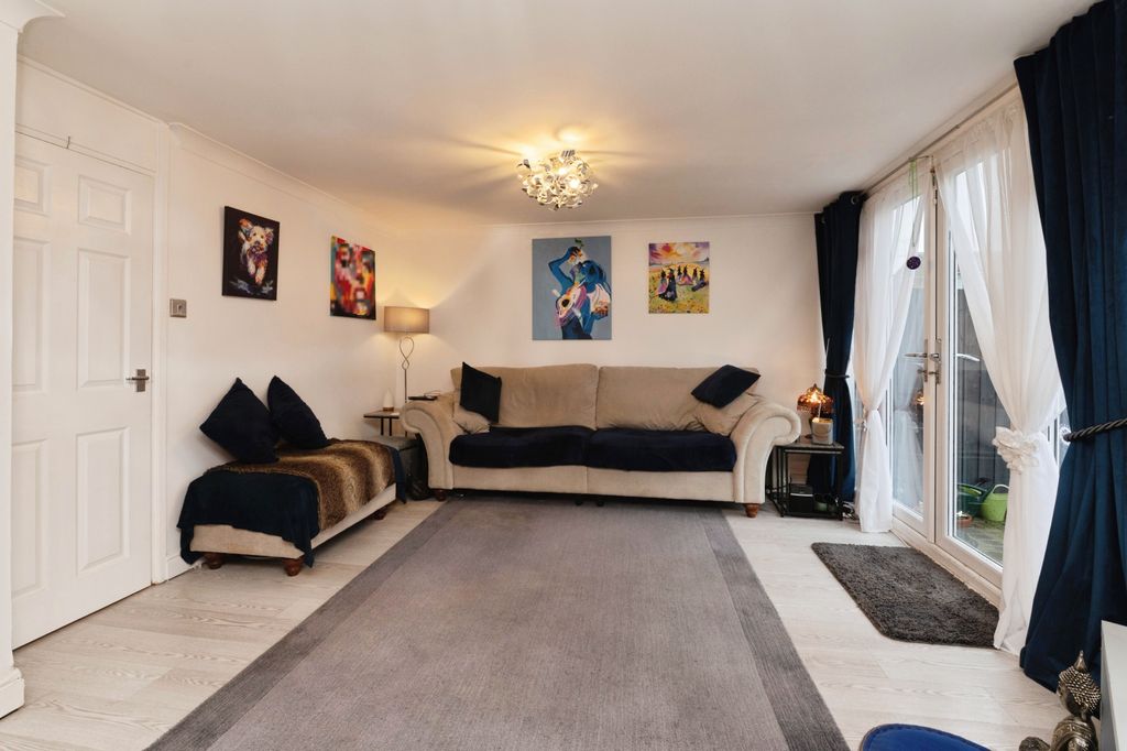 Property photo 2 of 18 Lounge