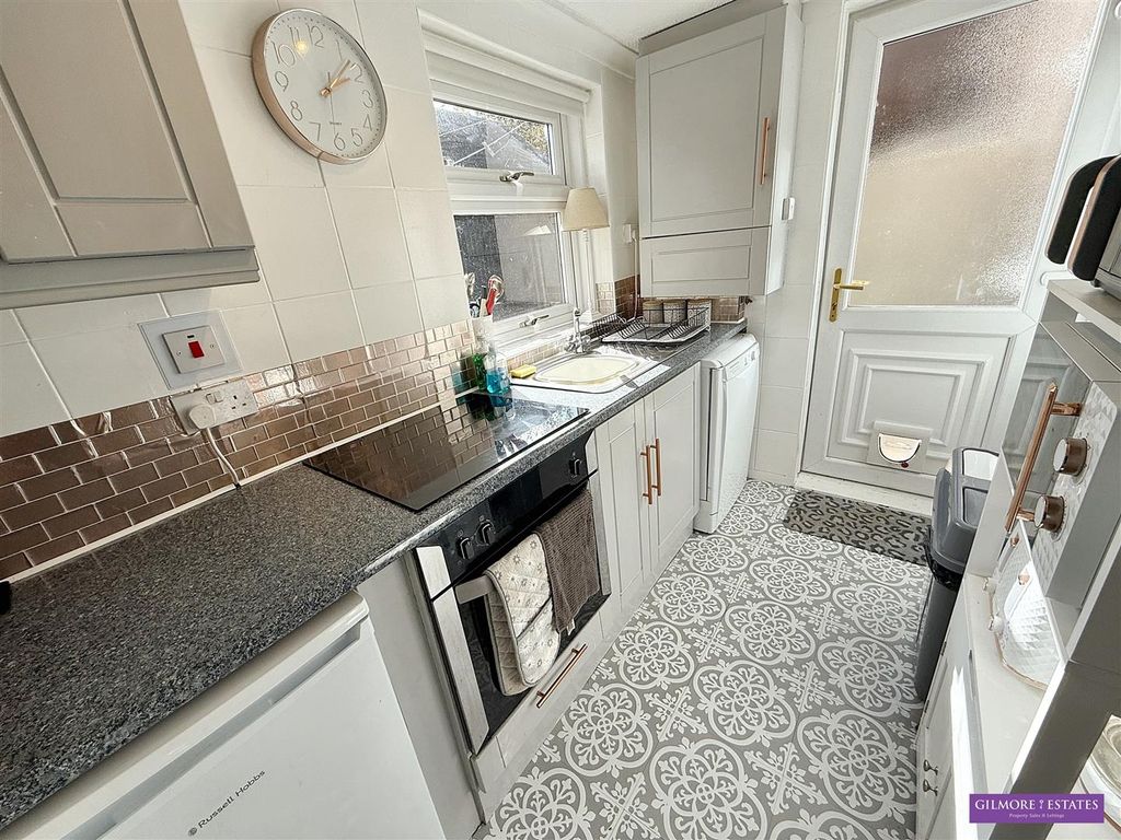 Property photo 3 of 11 Kitchen