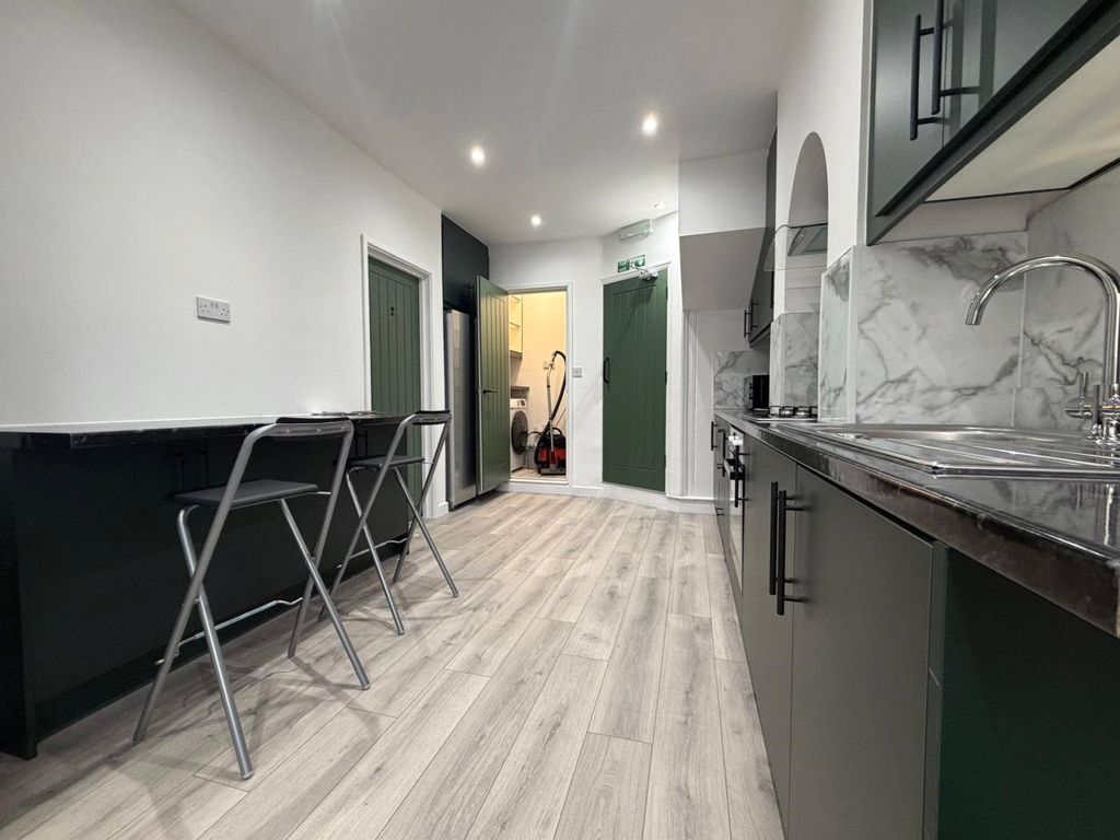 Property photo 3 of 8 Kitchen