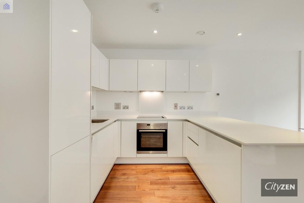 Property photo 3 of 19 Kitchen