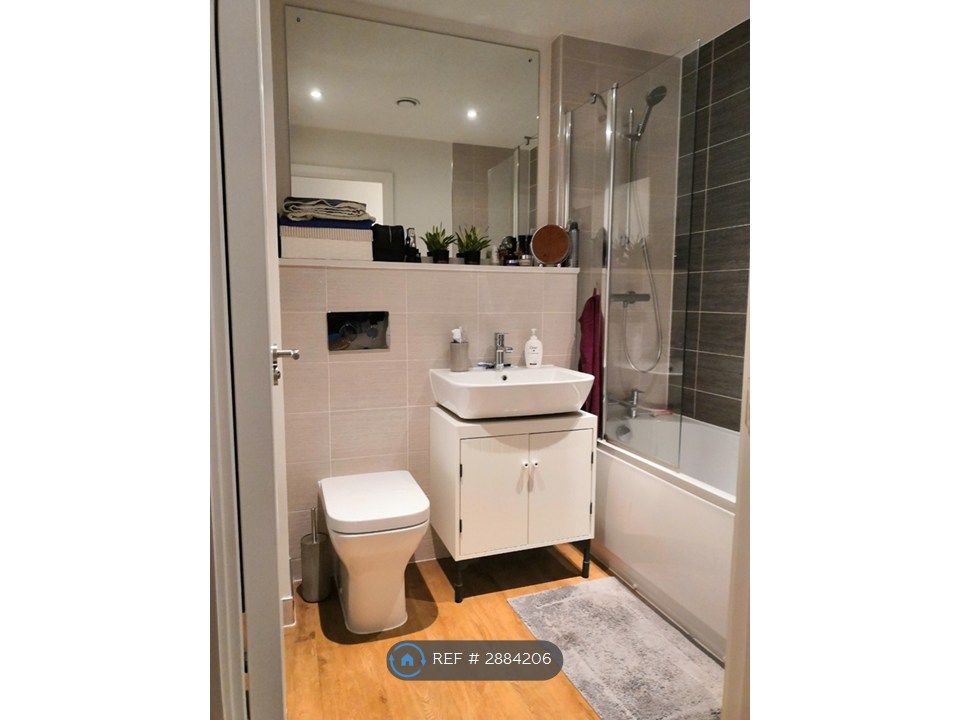 Property photo 3 of 15 Luxury Bathroom With Storage