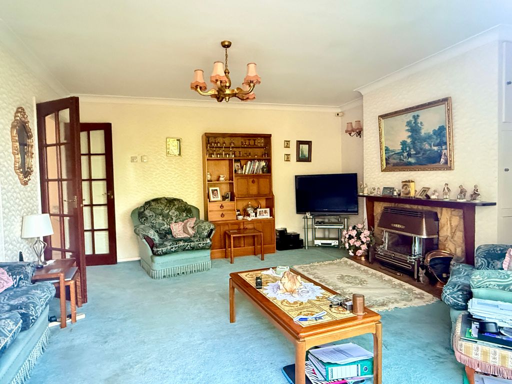 Property photo 2 of 18 Lounge