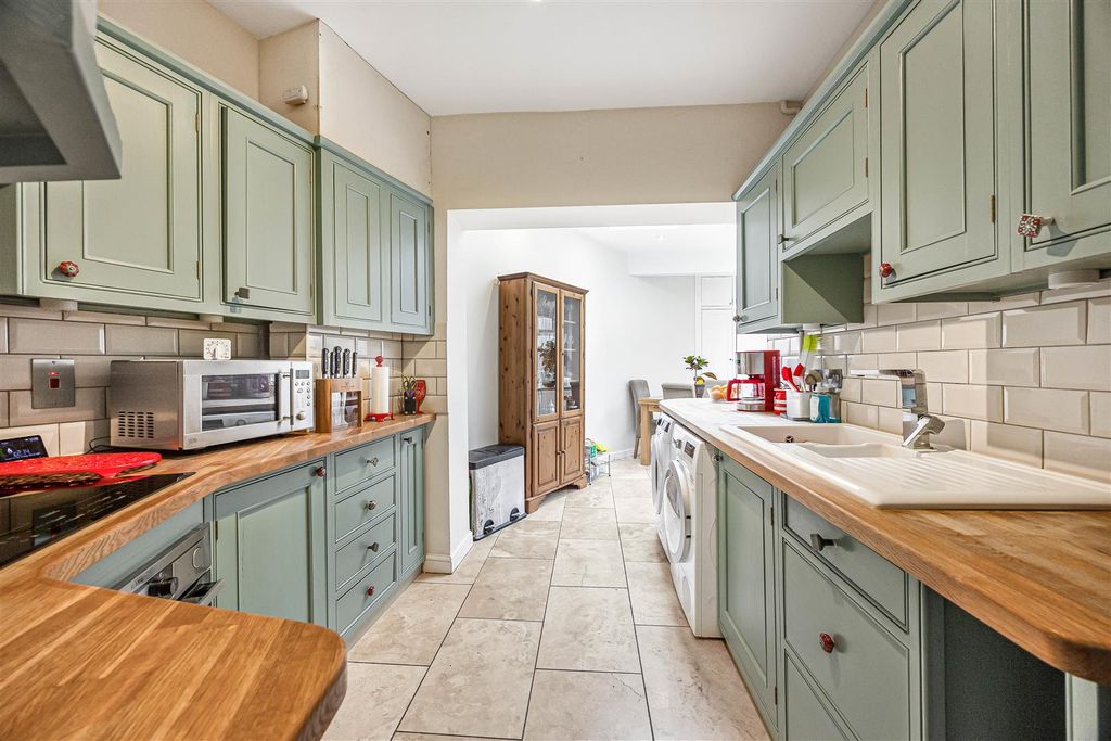 Property photo 3 of 19 Kitchen