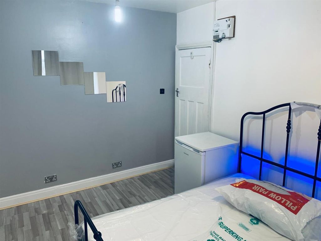 Property photo 3 of 3 Room..