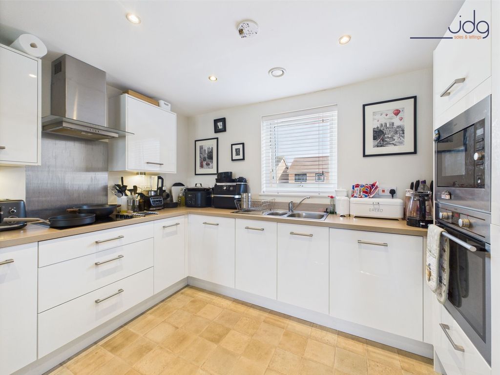 Property photo 3 of 14 Kitchen