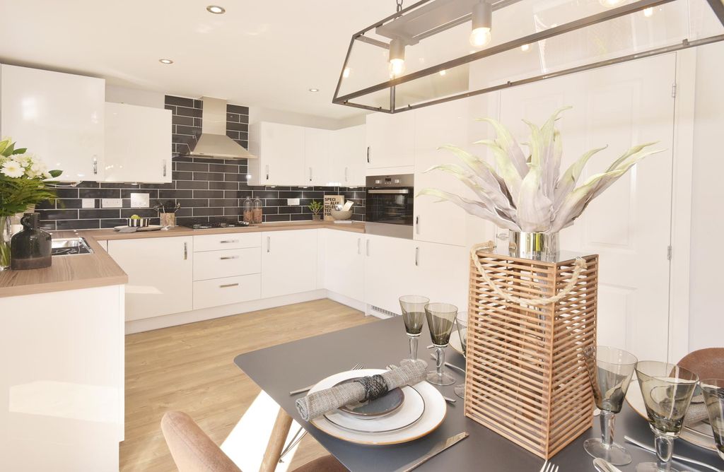 Property photo 2 of 9 Dining Kitchen