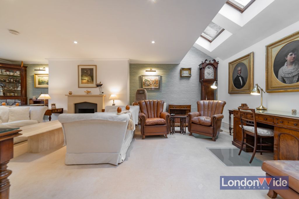 Property photo 3 of 19 Photo 13