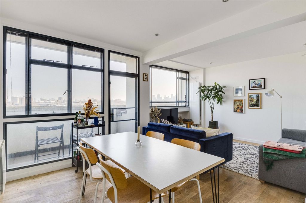 Property photo 3 of 11 Keeling House E2