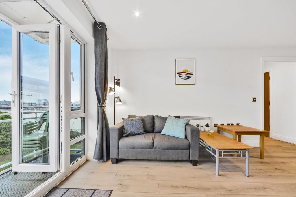 Property photo 3 of 18 St David's Square, I