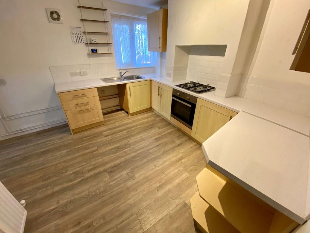 Property photo 3 of 8 Kitchen