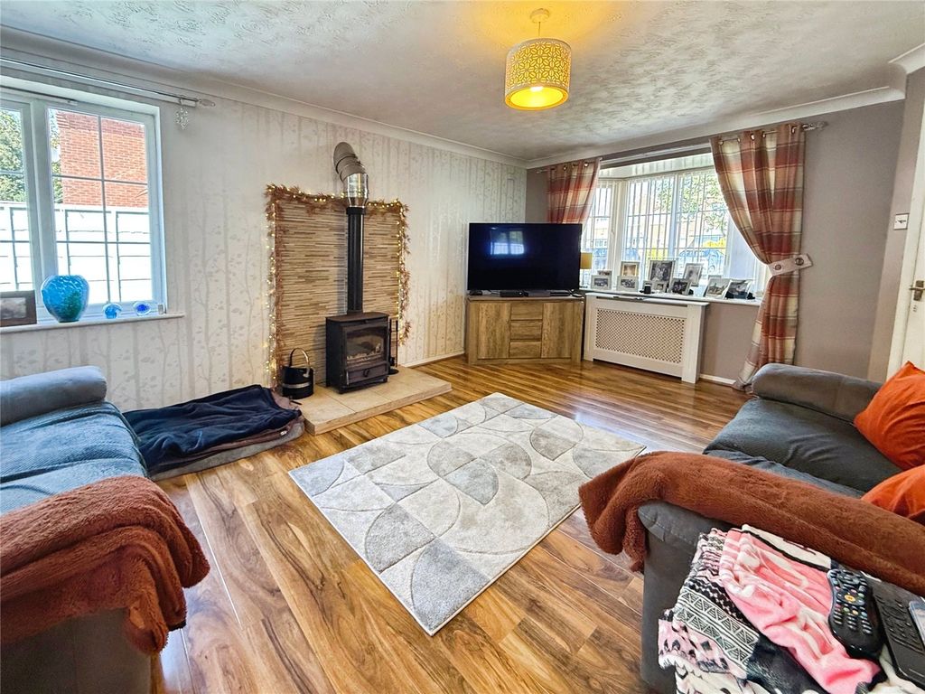 Property photo 2 of 17 Lounge