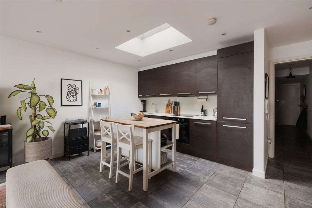 Property photo 3 of 27 Roman Road, E3