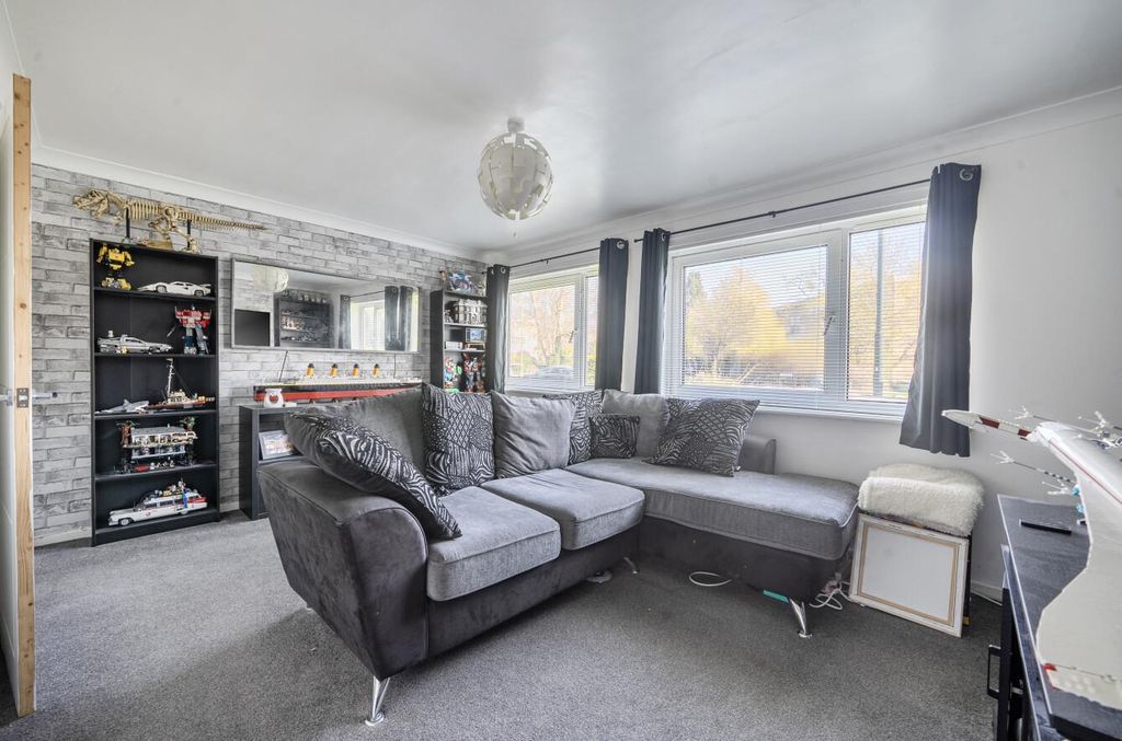 Property photo 2 of 16 Ashdown Road 29 (1).Jpg