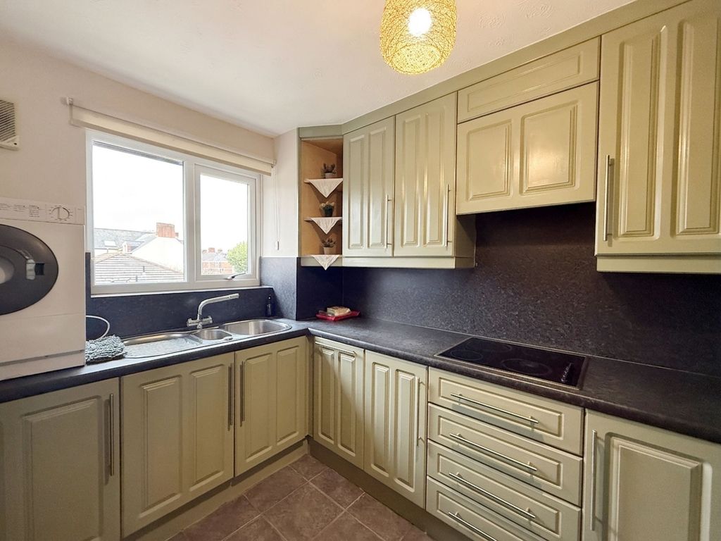 Property photo 3 of 8 Kitchen