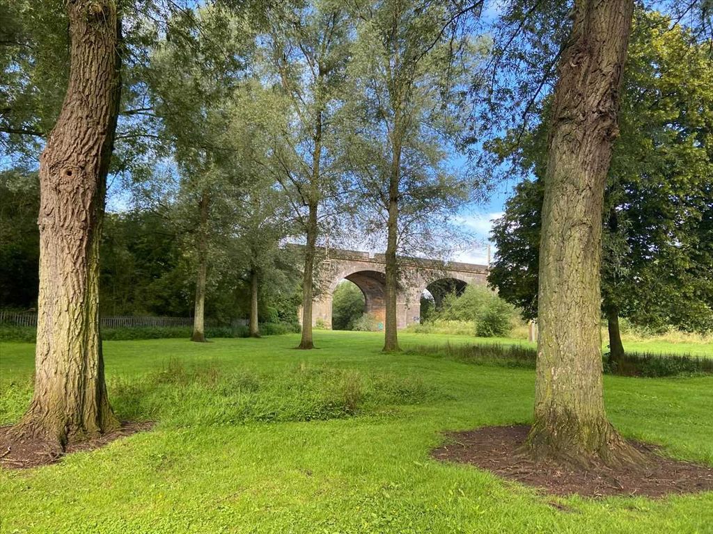Property photo 3 of 16 Parkland