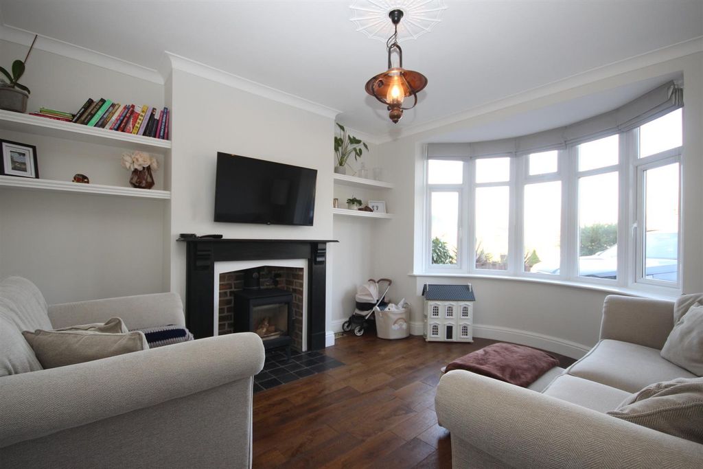 Property photo 2 of 33 Lounge