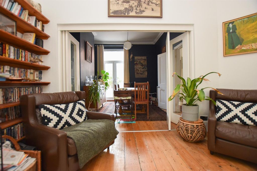 Property photo 1 of 18 Living Room