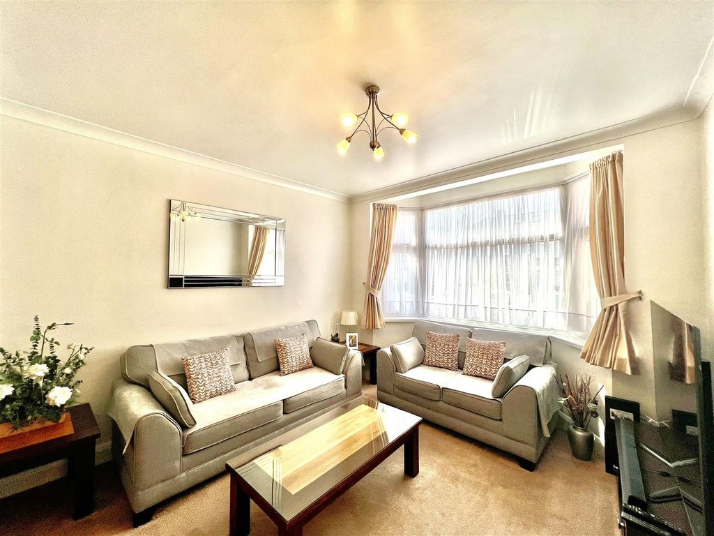 Property photo 3 of 12 Through Lounge