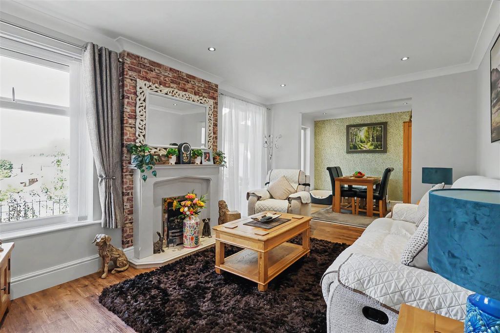 Property photo 3 of 18 Jenned Road Arnold, Nottingham, Ng5 8ft