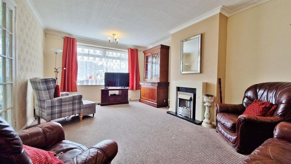 Property photo 3 of 13 Lounge