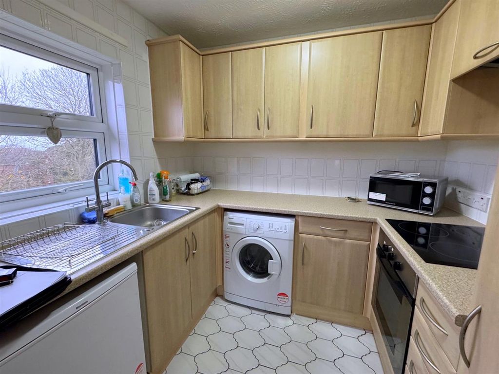 Property photo 3 of 9 44Fairkitch.Jpg