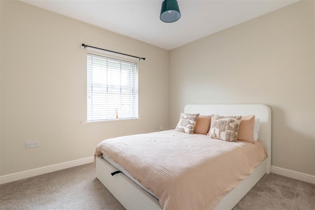 Property photo 3 of 12 Master Bedroom