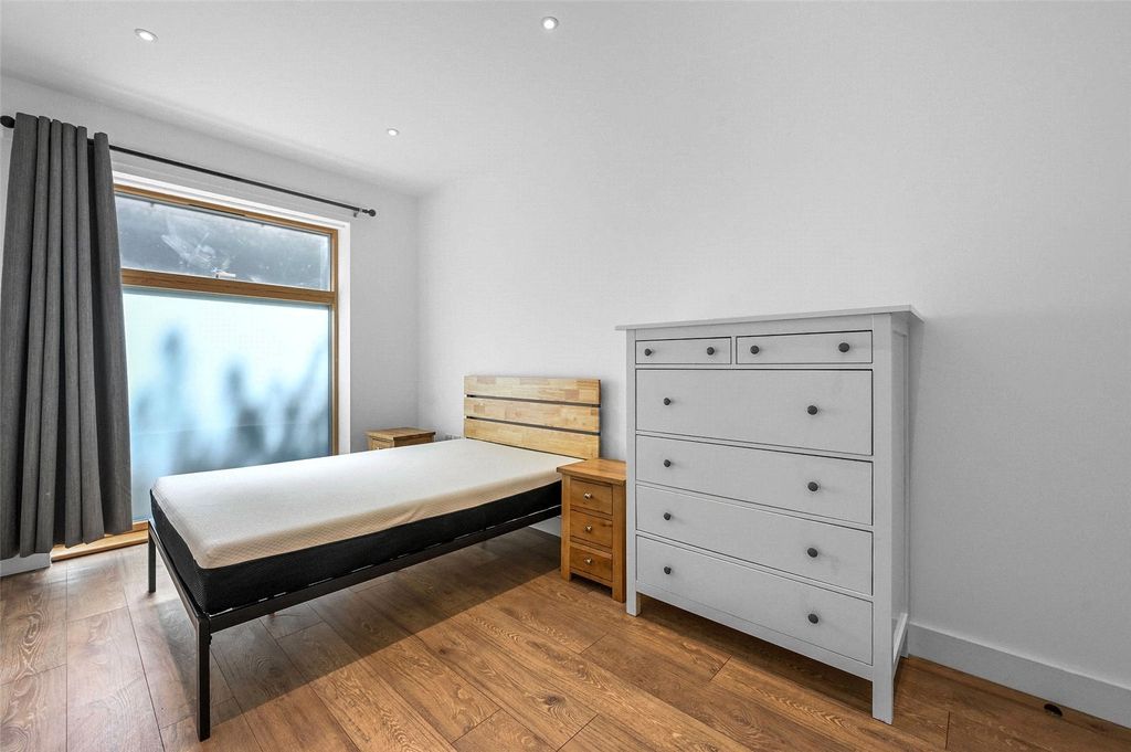 Property photo 2 of 17 Bedroom
