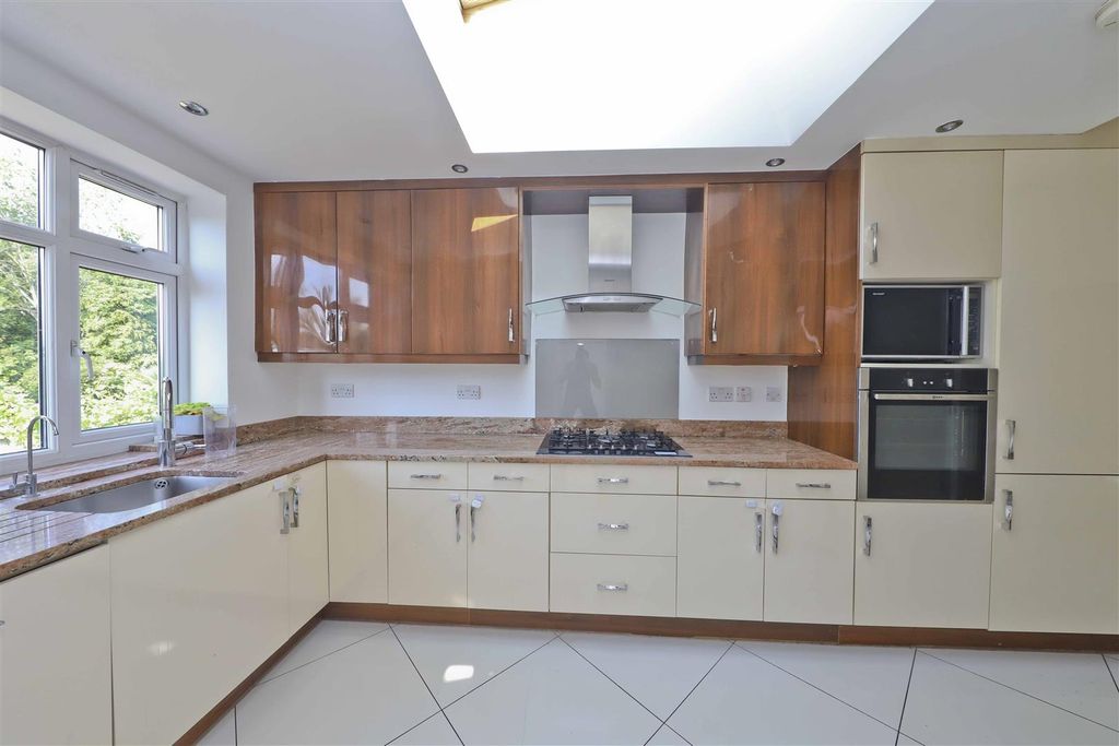 Property photo 3 of 19 The Ridgeway