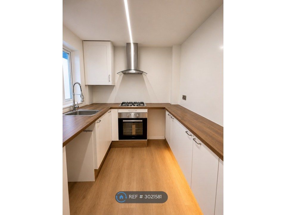Property photo 2 of 9 Modern Fitted Kitchen