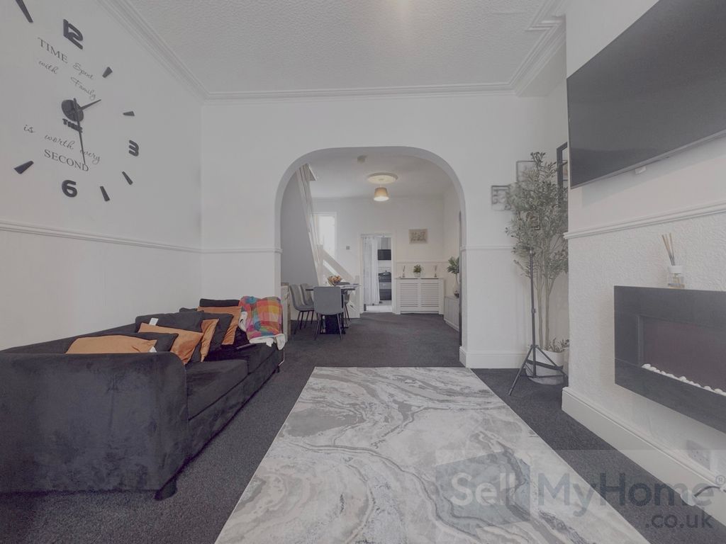 Property photo 3 of 17 Lounge