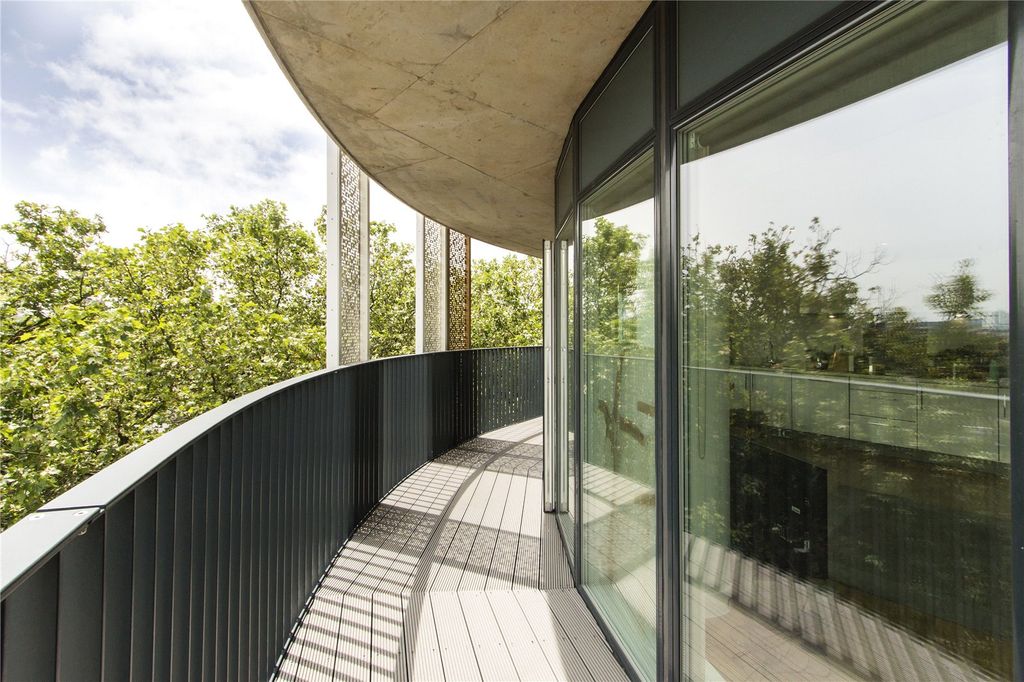 Property photo 2 of 10 Balcony