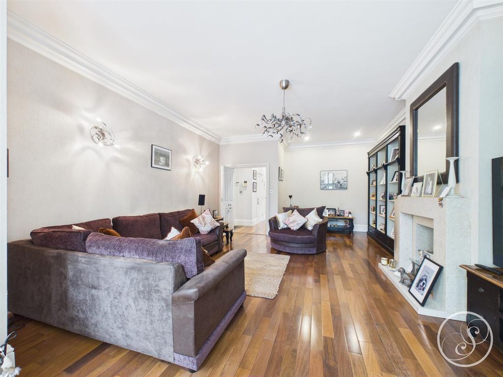 Additional image 5 of 3 bed flat for salePark Crescent, Roundhay, Leeds LS8