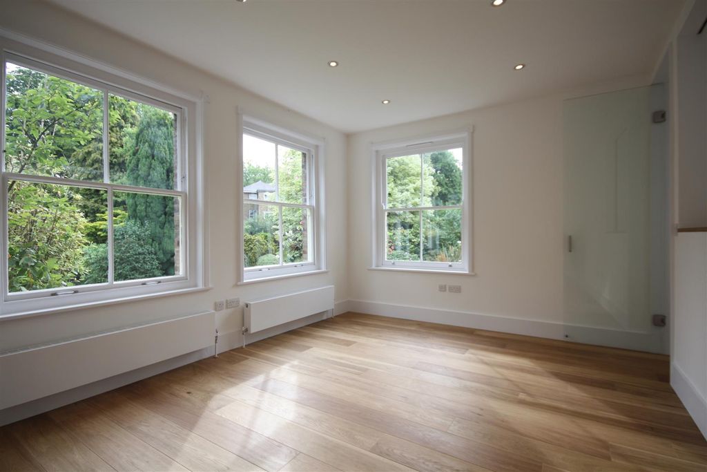 Property photo 2 of 12 Living.Jpg