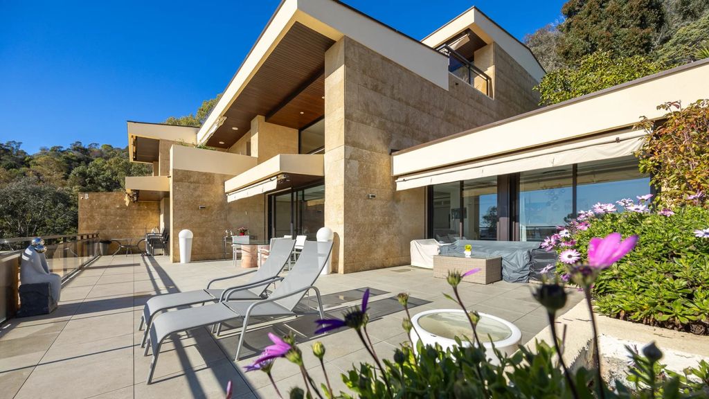 Property photo 2 of 27