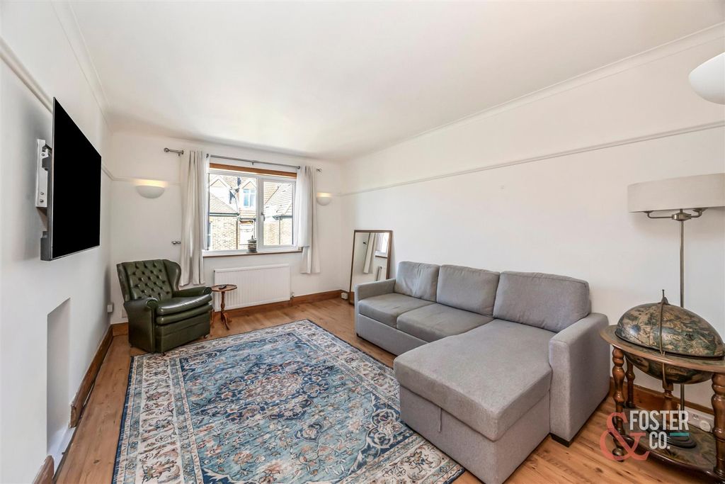 Property photo 3 of 17 Montefiore Road, 32 First Floor Flat-004.Jpg
